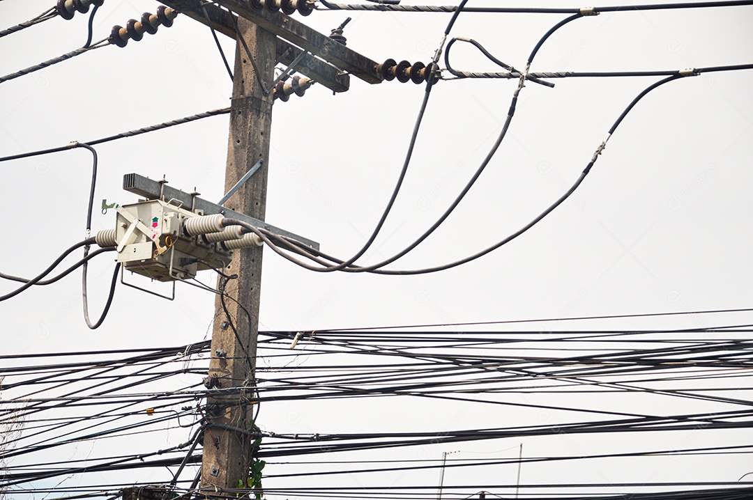 Poste com fiação elétrica