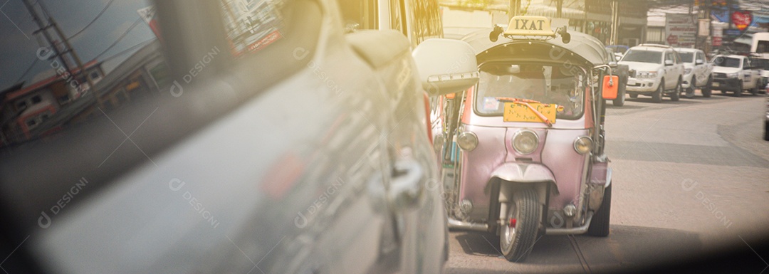 Carro de táxi na cidade japonesa