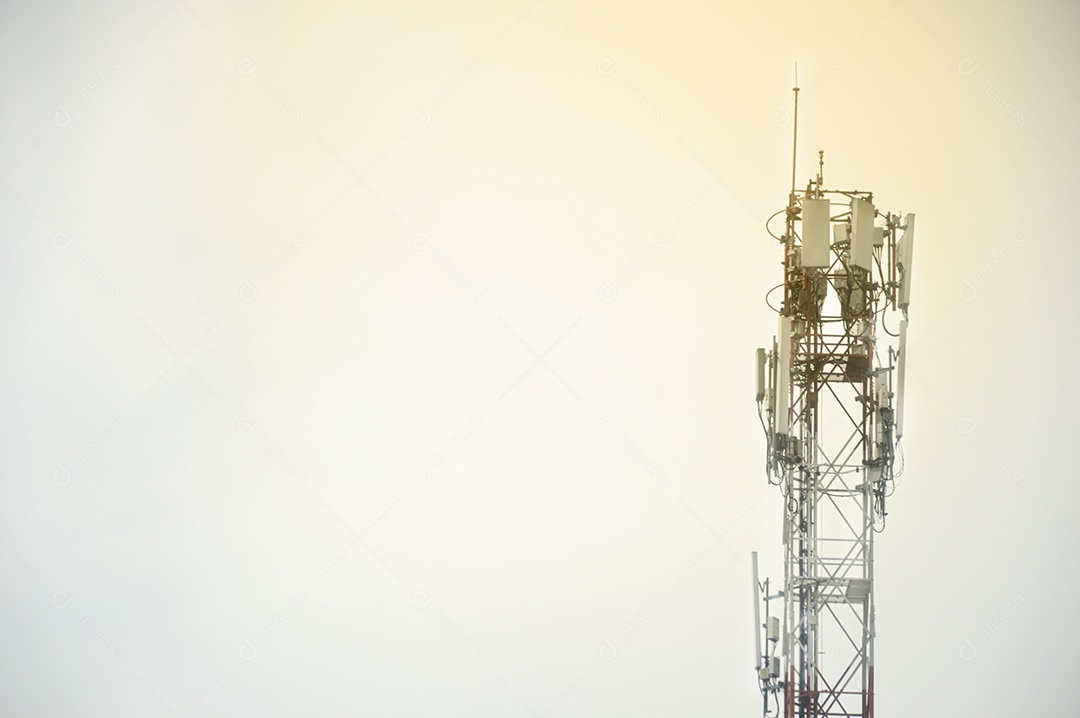Alta torre de comunicação