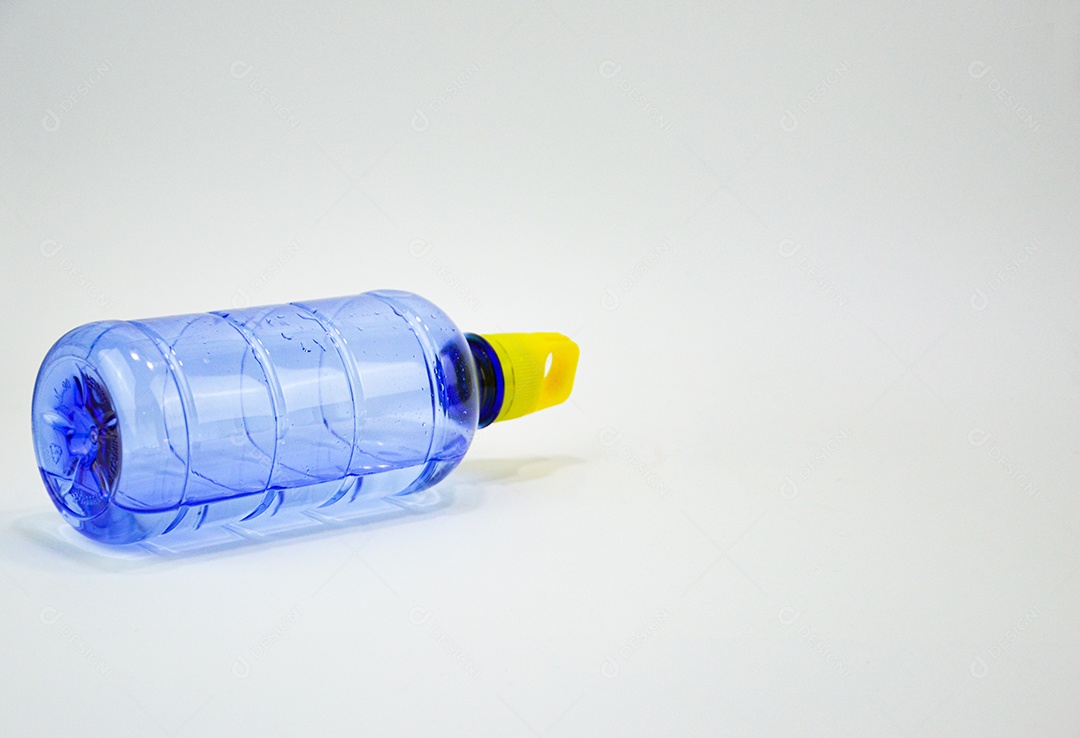 Garrafa plástica de água em fundo branco