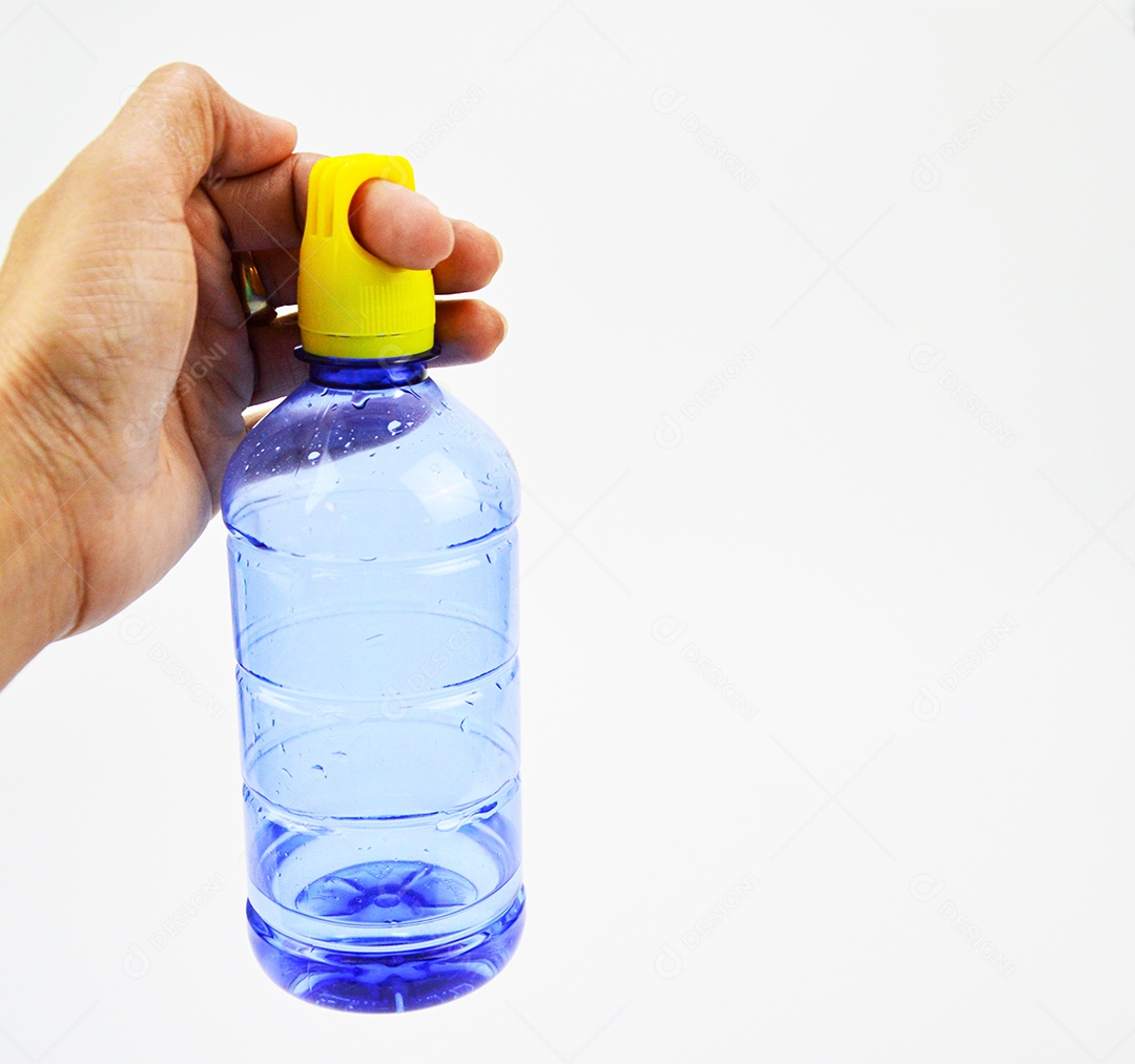 Garrafa de água plástica em fundo branco