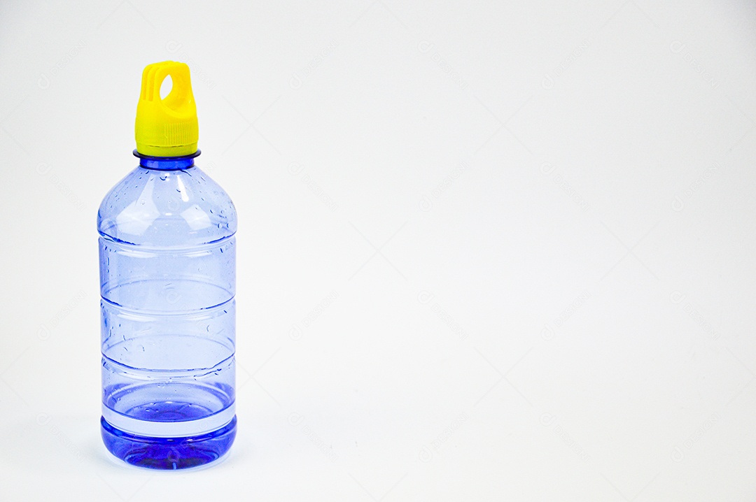 Garrafa plástica de água em fundo branco