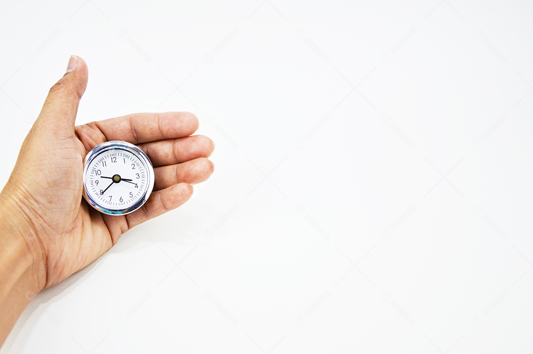 Mão segurando relógio retrô