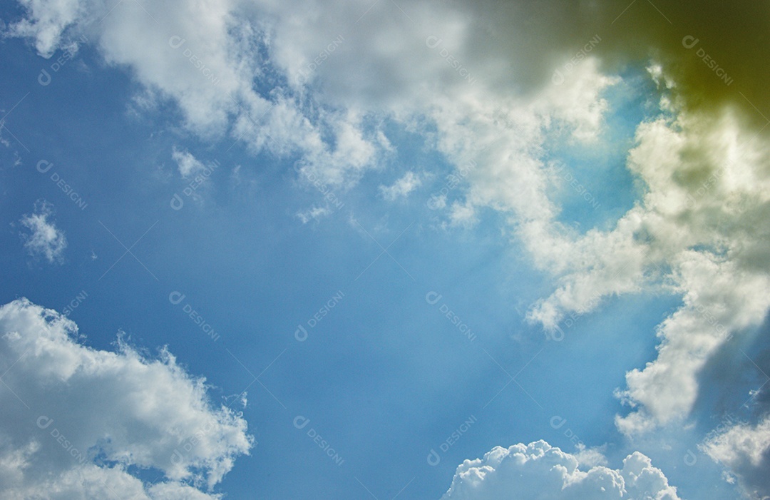 Céu azul e nuvens brancas em um dia claro.