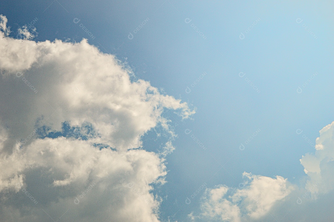 Céu azul e nuvens brancas em um dia claro.