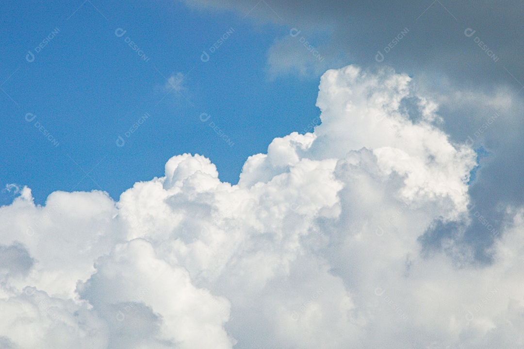 Céu azul e nuvens brancas em um dia claro.