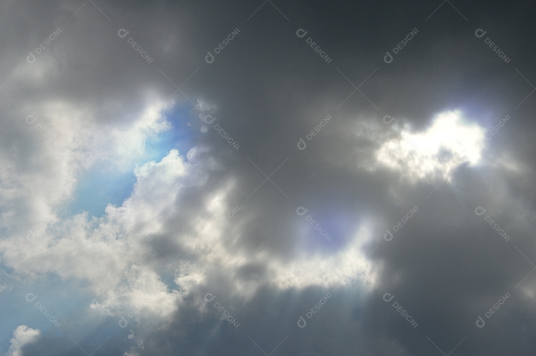 Céu azul e nuvens brancas em um dia claro.