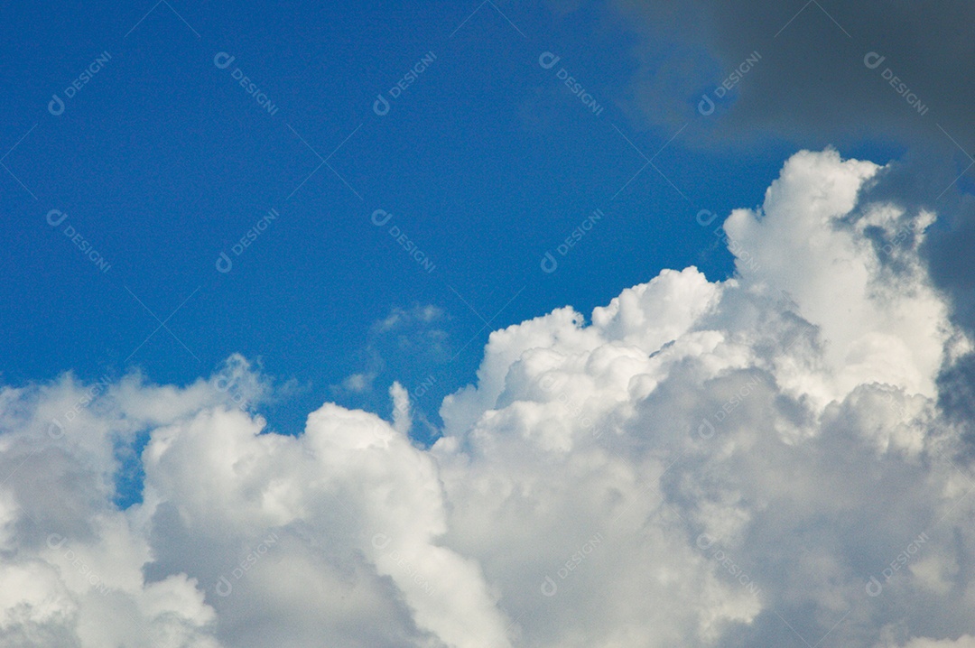 Céu azul e nuvens brancas em um dia claro.