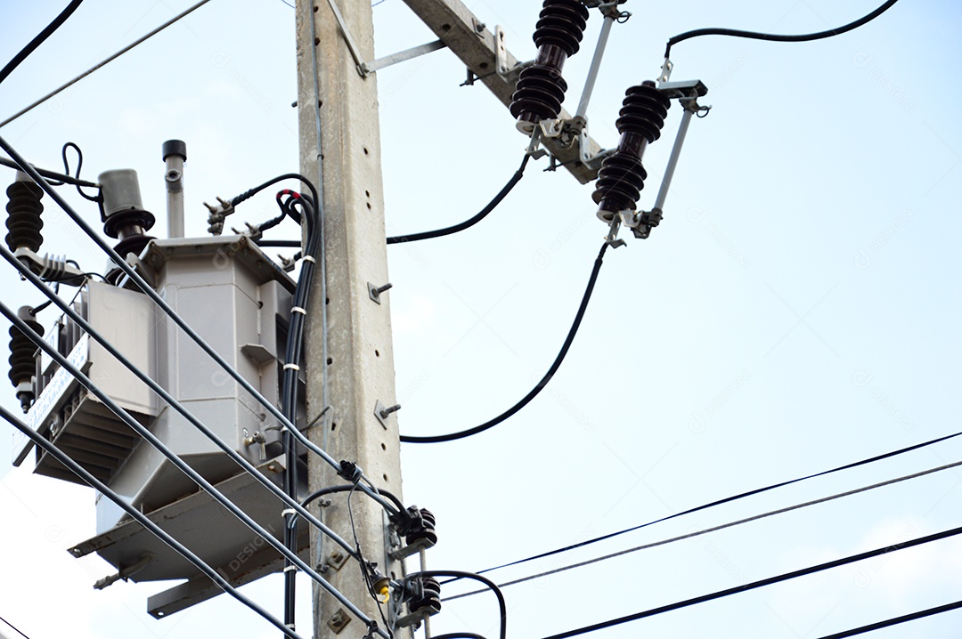 Poste com fiação elétrica