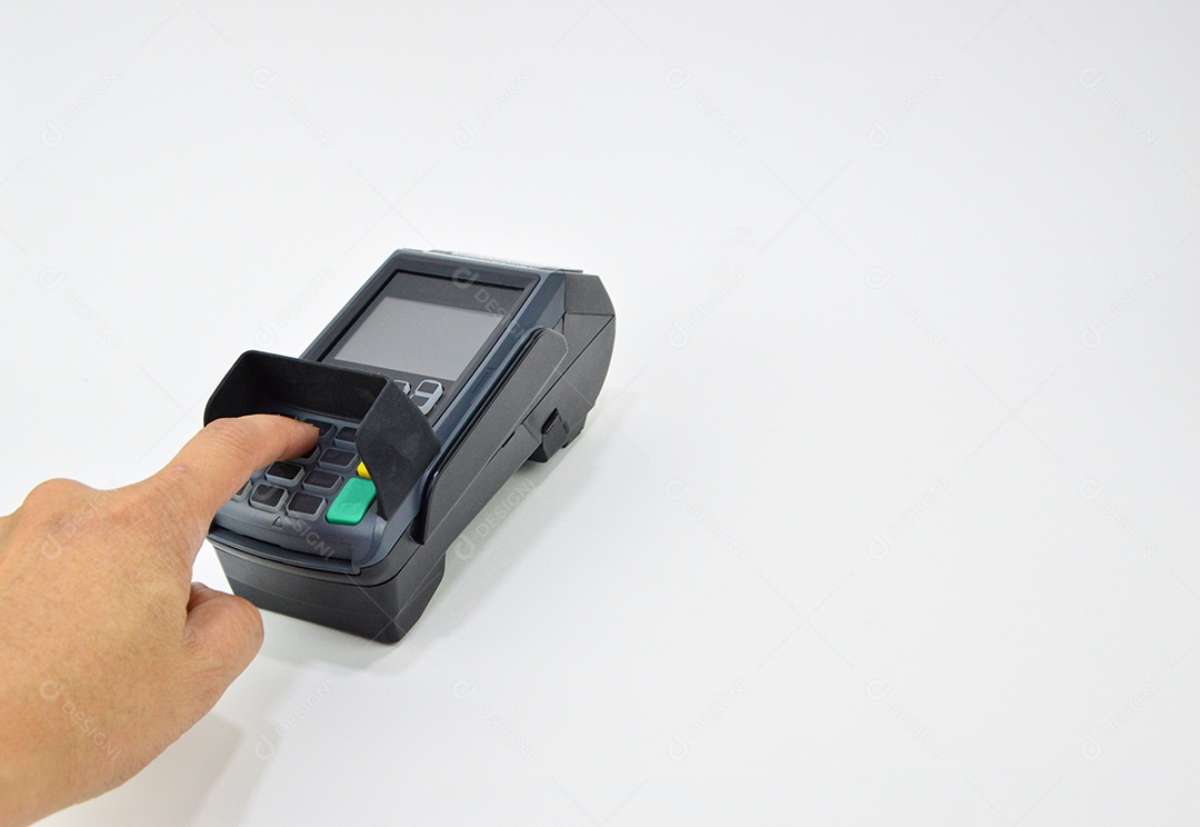 Homem apertando botões da máquina de cartão