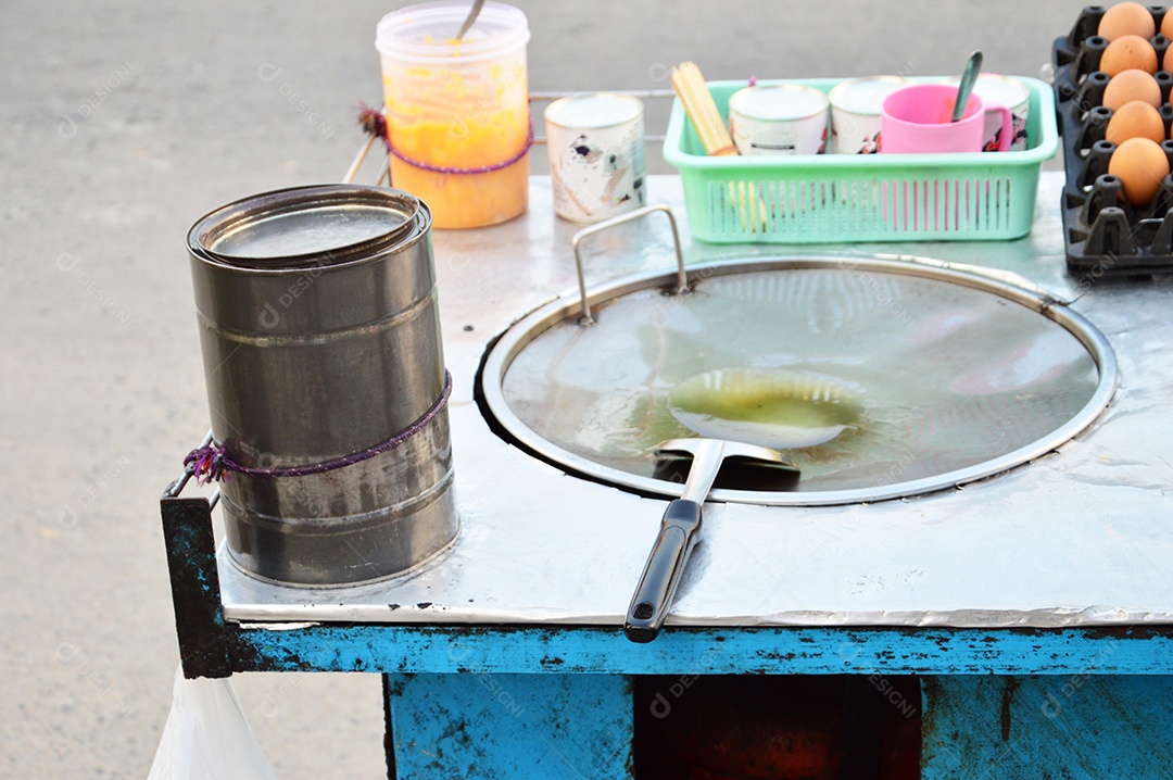 Barraca com carrinho de comida de rua