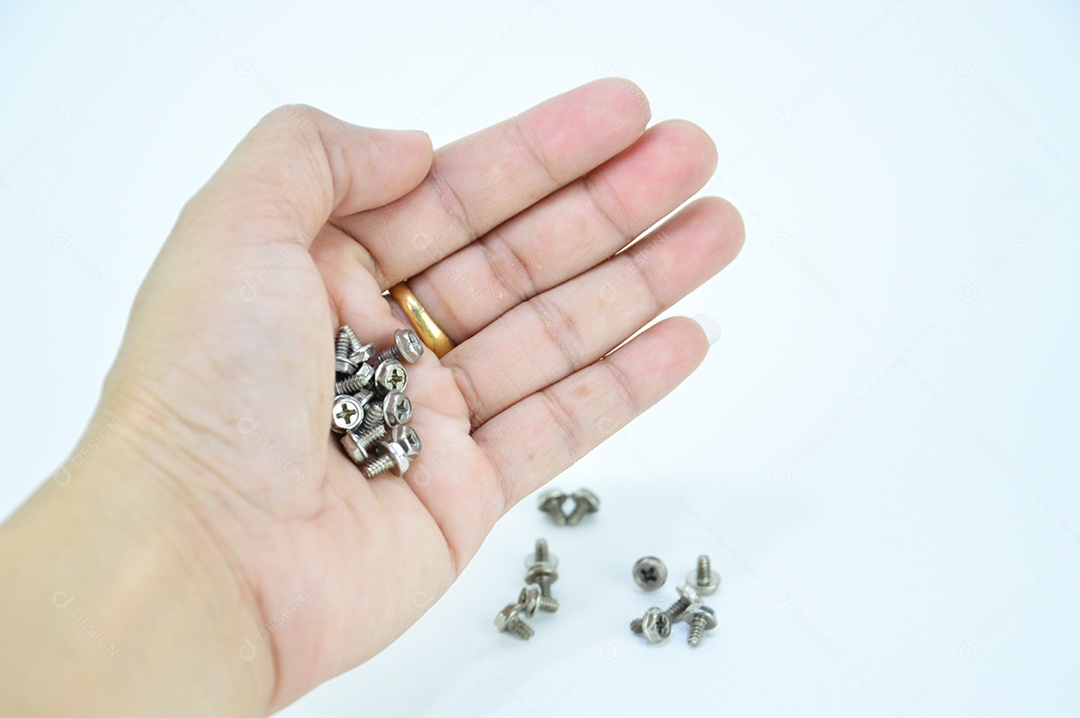 Mulher segurando parafusos de pino