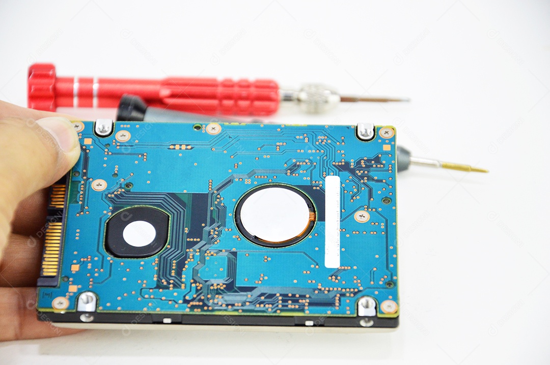 Pessoa segurando disco rígido