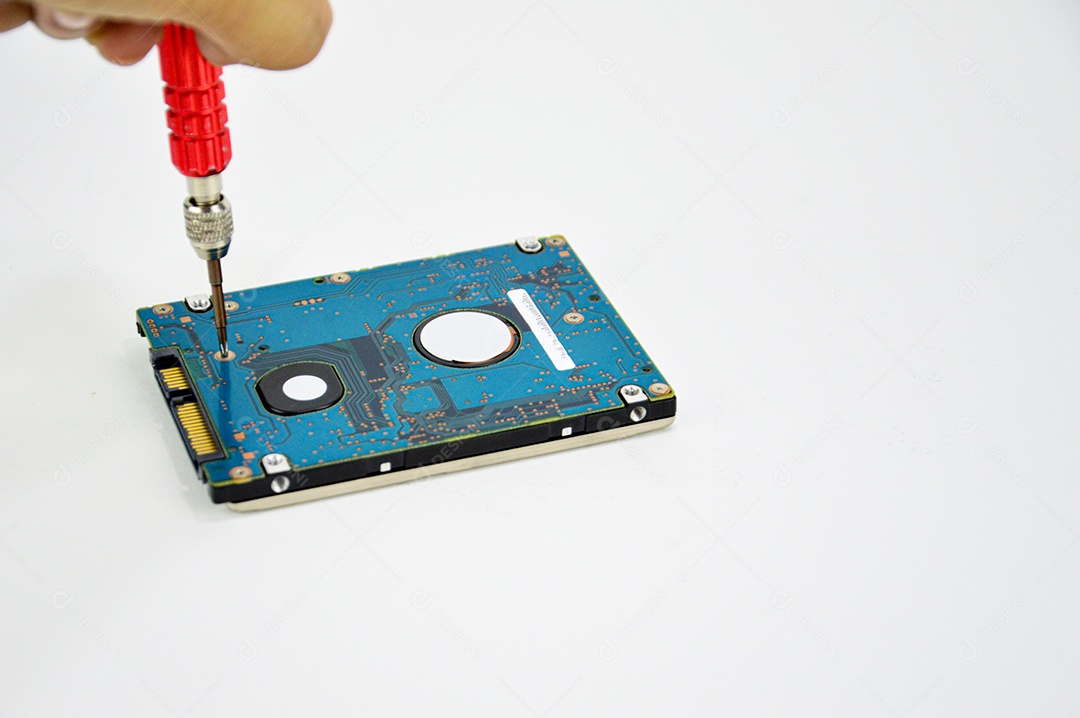 Pessoa segurando disco rígido