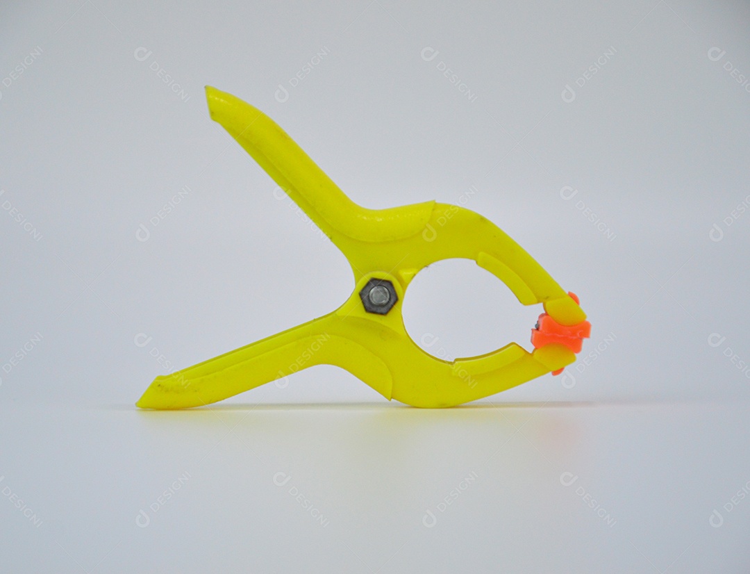 Grampo multiuso amarelo em fundo branco