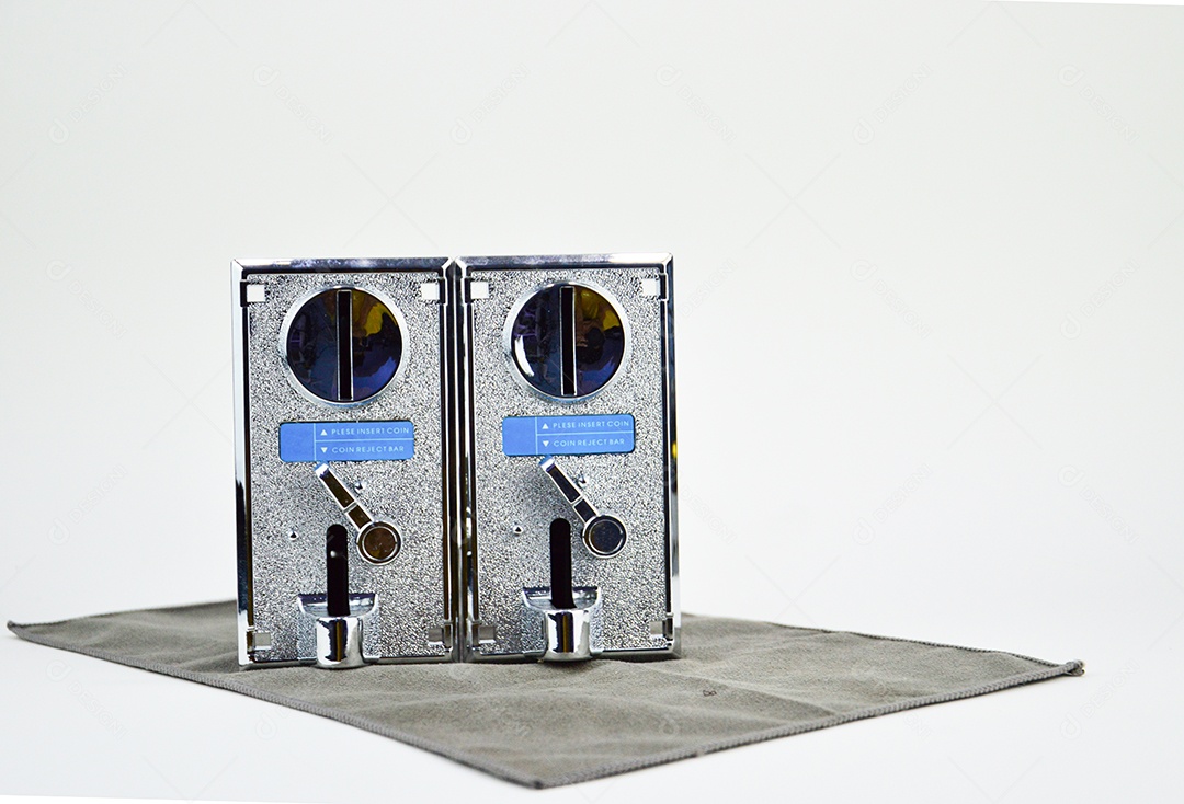 Peça moedeiro de fliperama em fundo branco