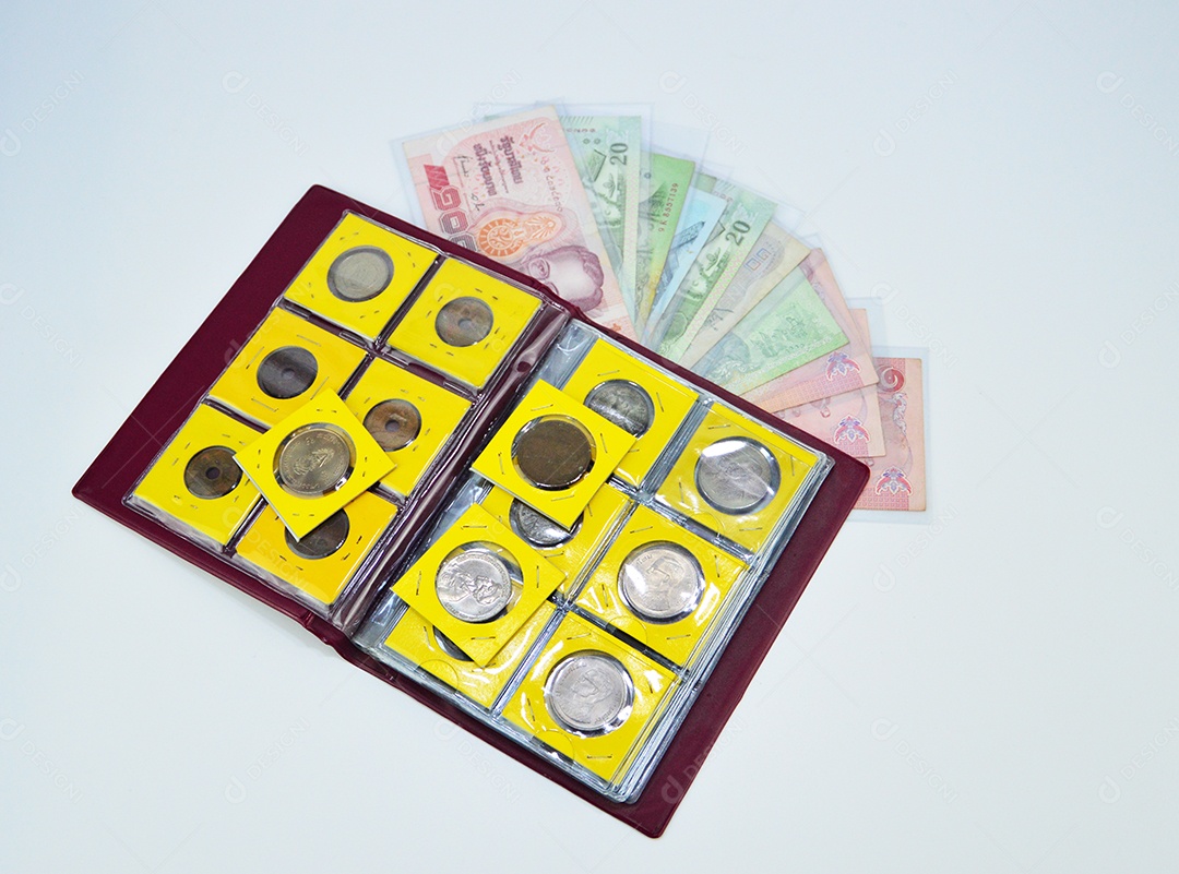 Coleção de moedas em fundo branco