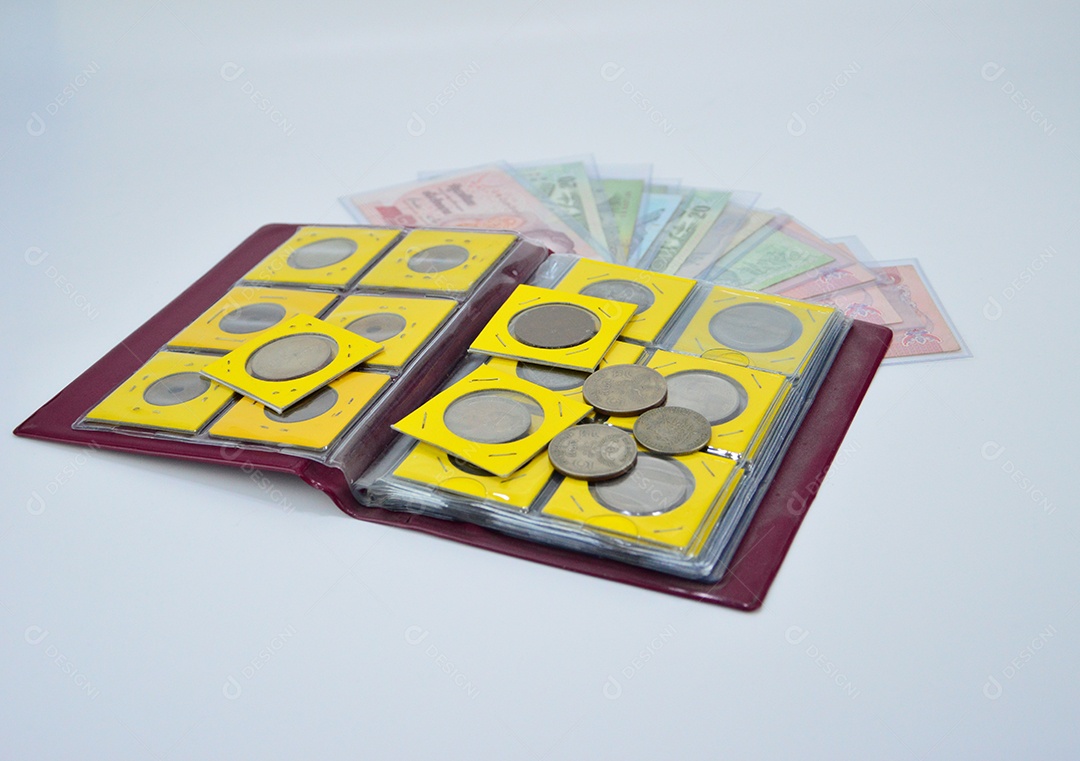 Coleção de moedas em fundo branco