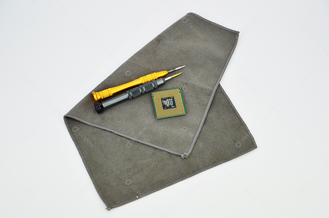 Duas chaves ferramentas sobre pano de limpeza