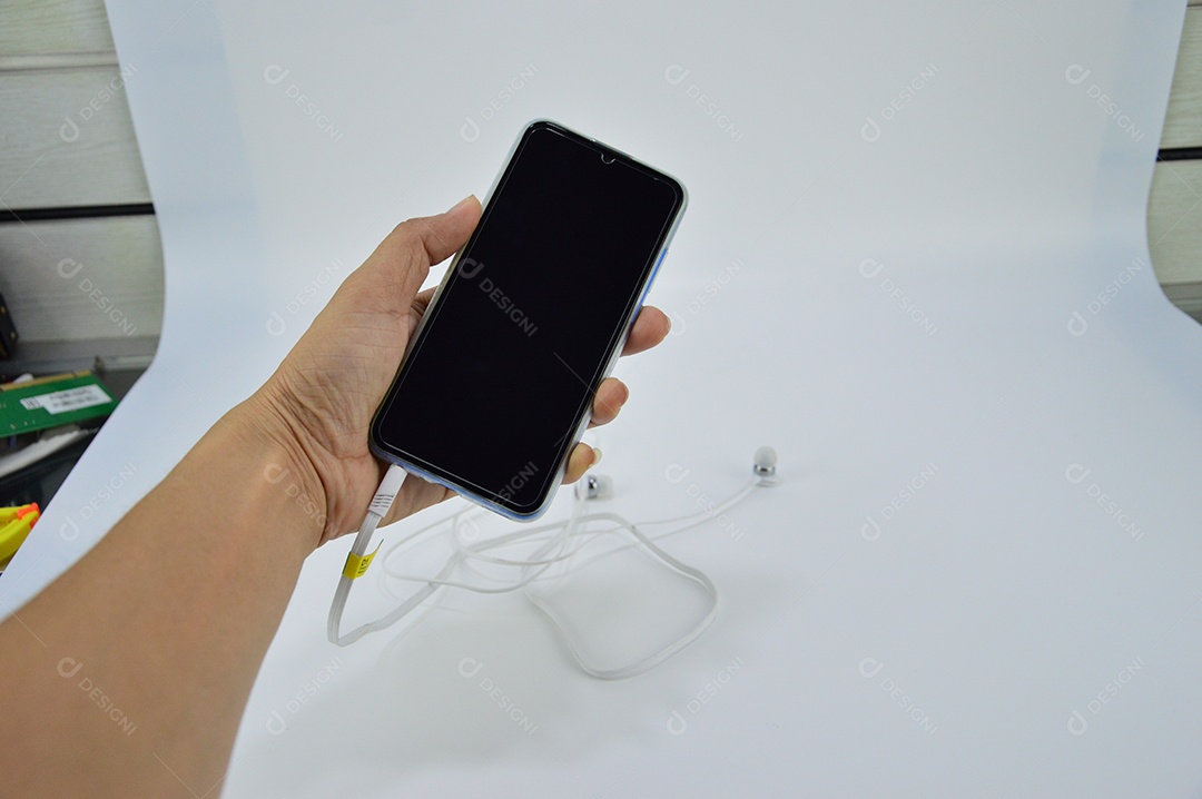 Mão segurando telefone celular