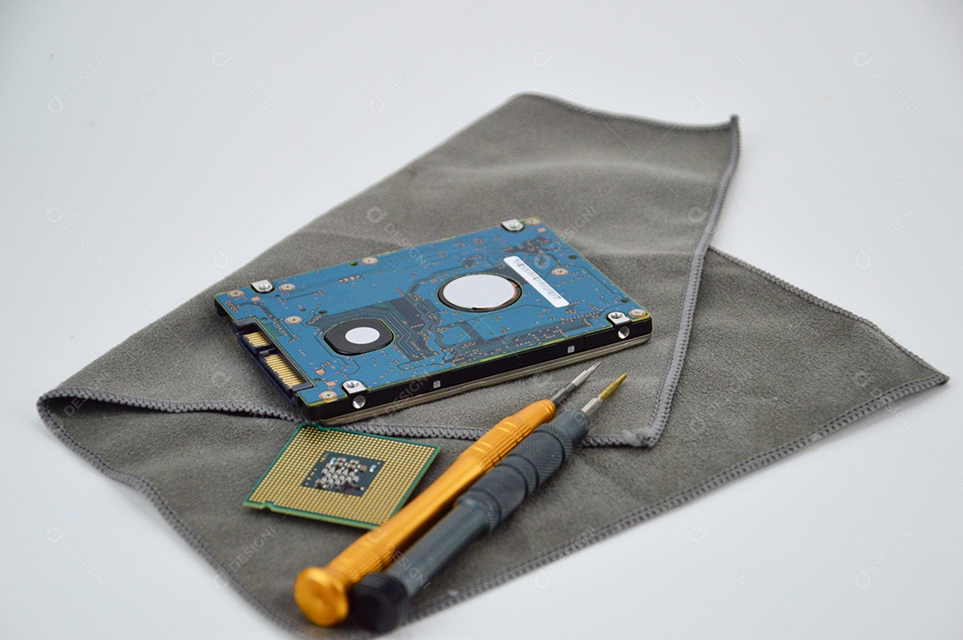 Disco rígido e chaves ferramentas sobre pano de limpeza