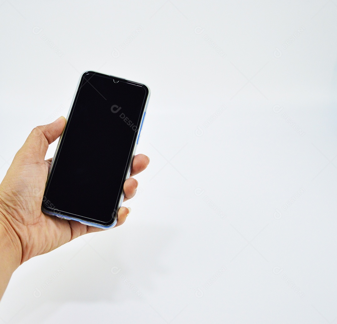 Mão segurando celular em fundo branco