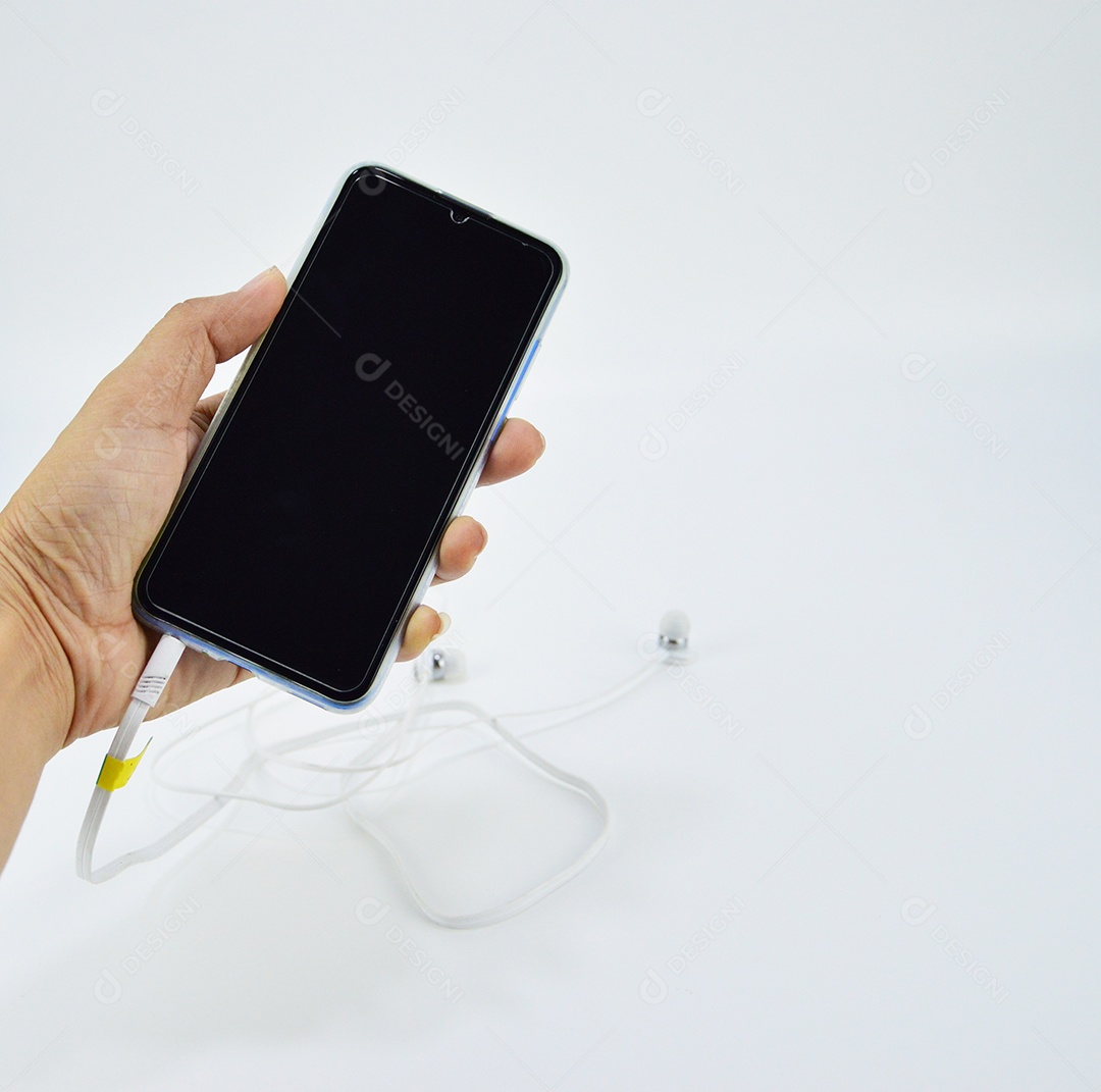 Mão segurando telefone celular em fundo branco