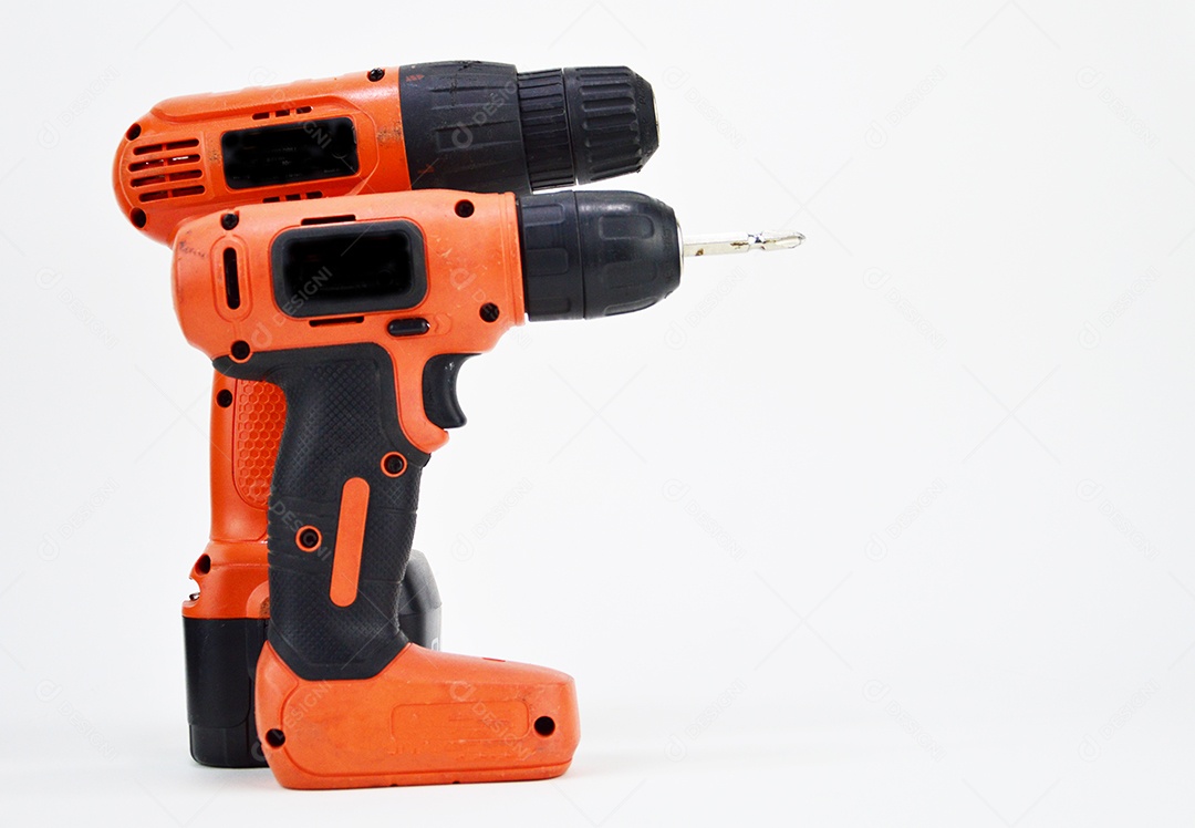 Furadeira elétrica sobre fundo branco