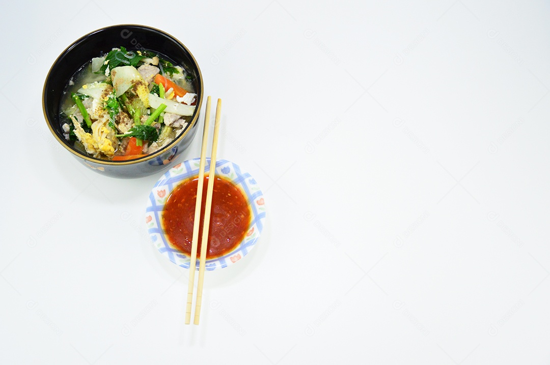 Tigela com comida típica japonesa