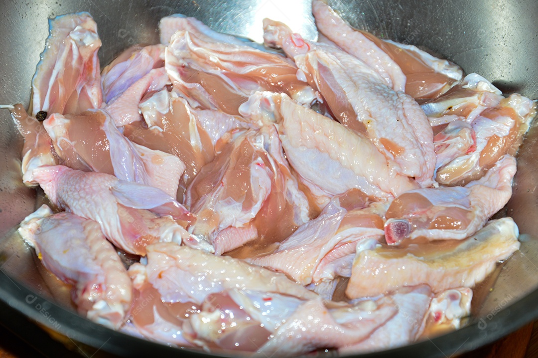 Tigela com tulipas de frango cruas