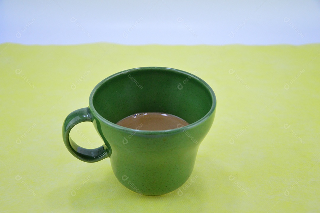 Xícara com café em fundo amarelo