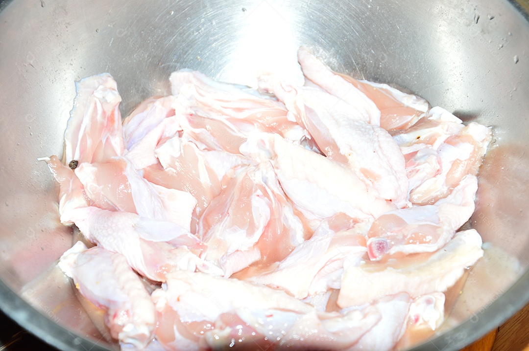 Tigela com tulipas de frango cruas