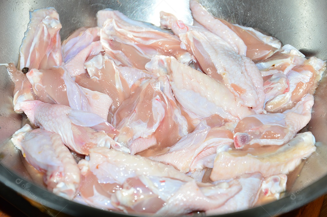 Tigela com tulipas de frango cruas