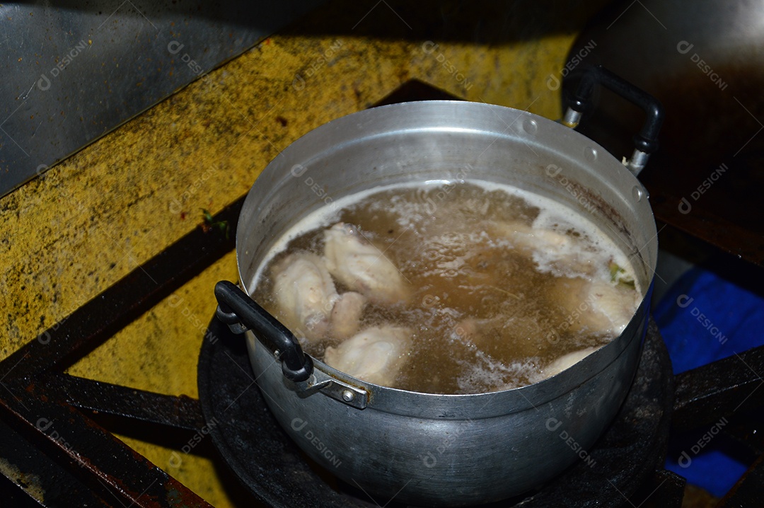 Panela com óleo quente fritando