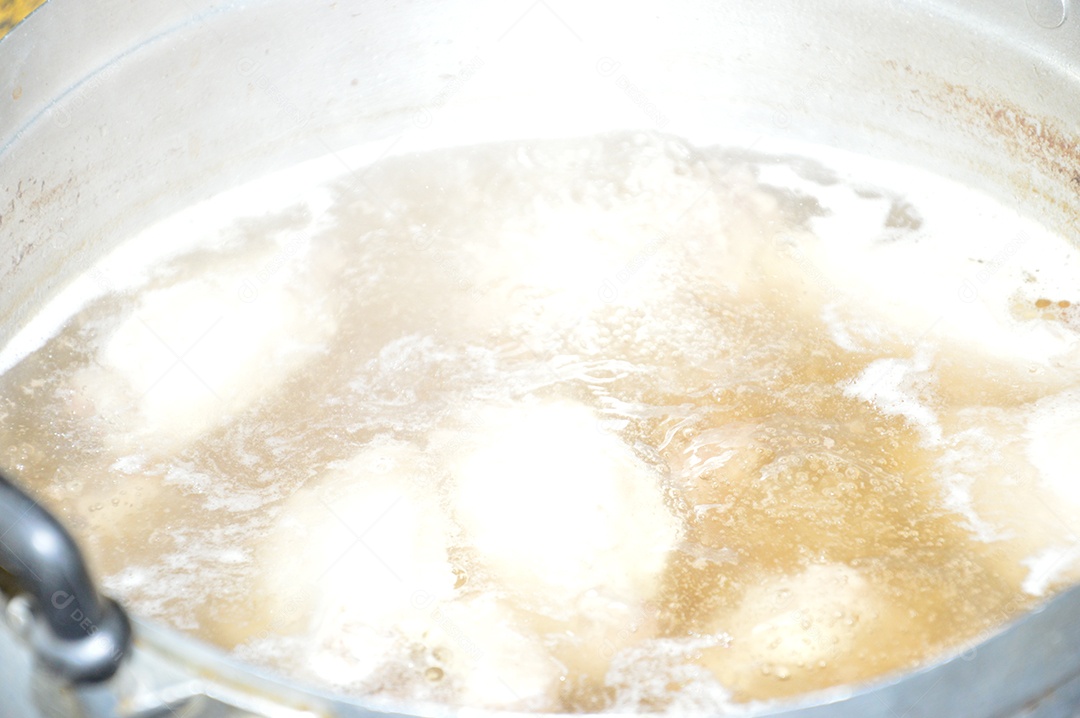 Panela com óleo quente fritando