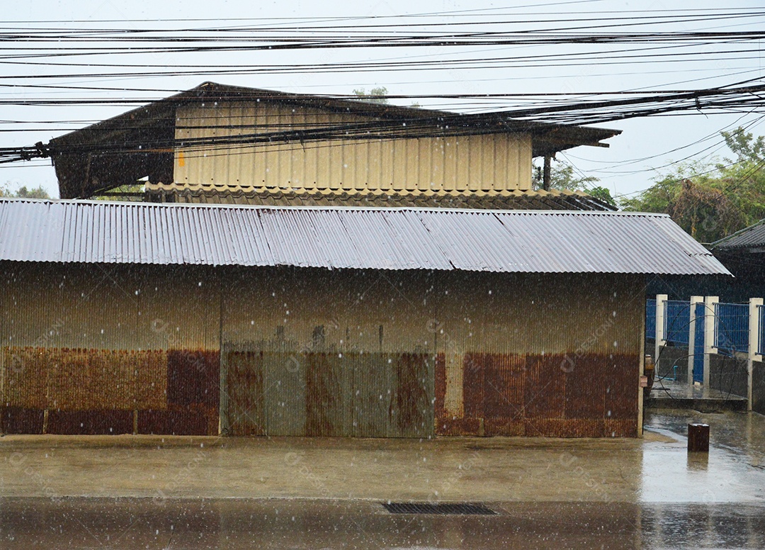 Vista de uma residência com clima chuvoso
