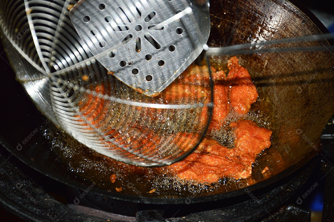 Panela com óleo quente fritando