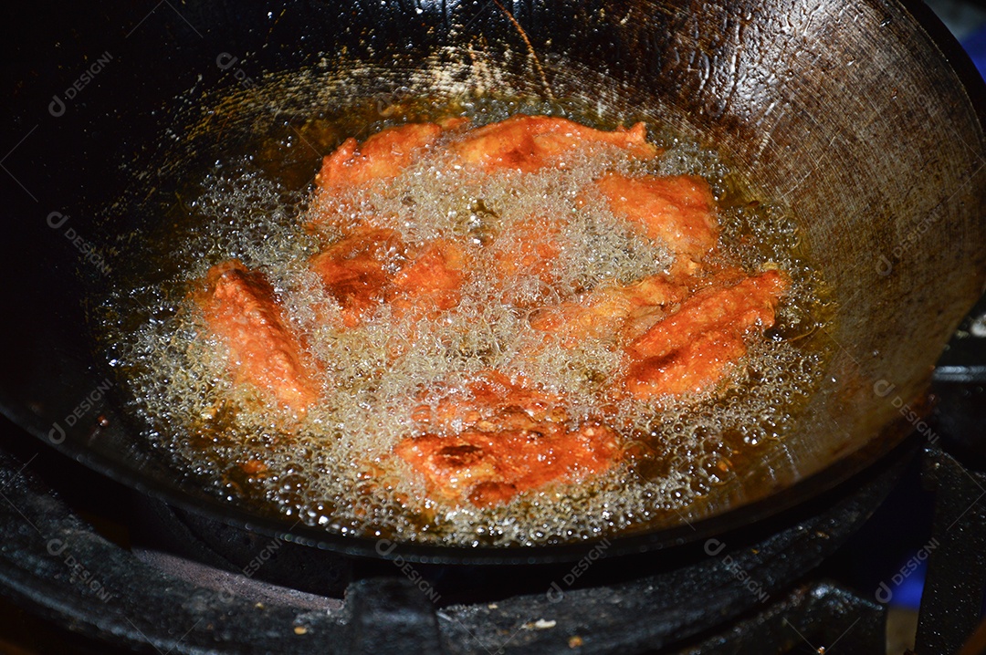 Panela com óleo quente fritando