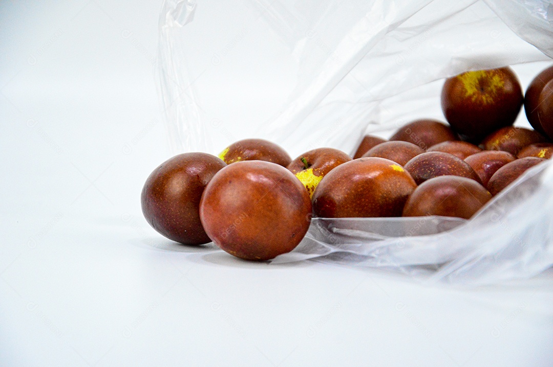 Sacola de frutas marrons