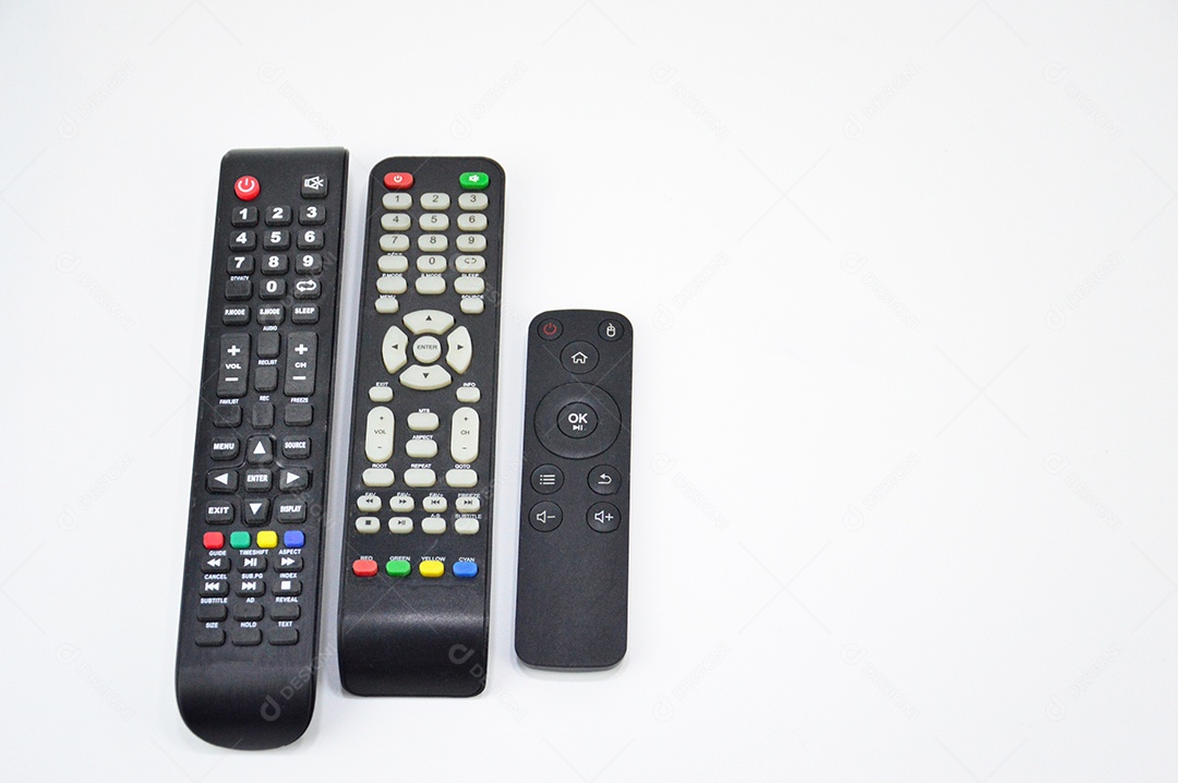 Controle remoto de televisão em fundo branco