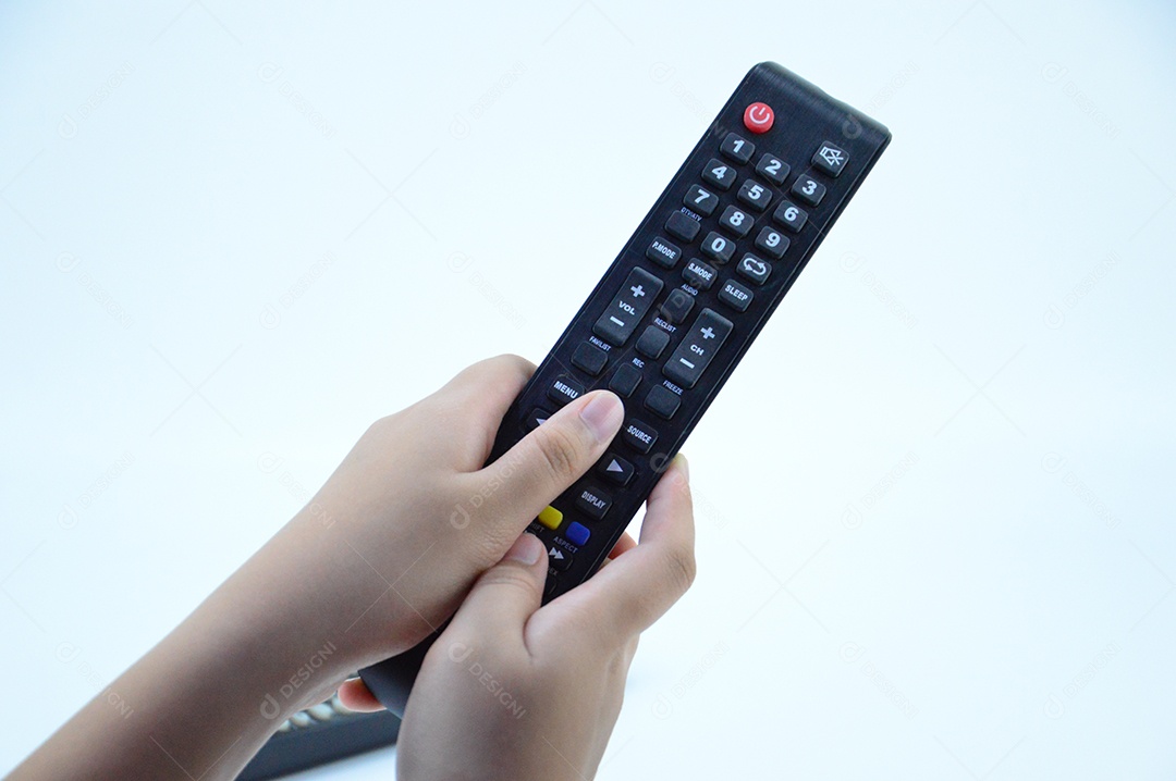 Controle remoto de televisão em fundo branco