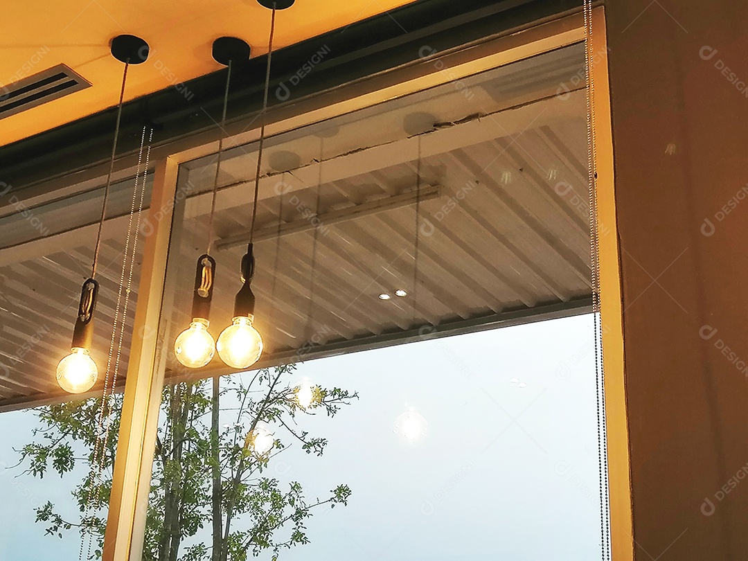 Luminária pendurada sobre a sala