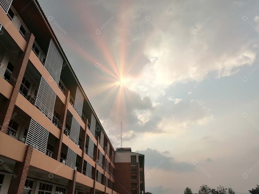 Prédio sobre céu azul ensolarado