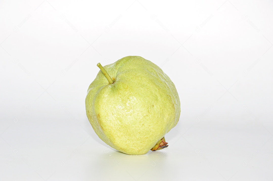 Goiaba branca em fundo branc