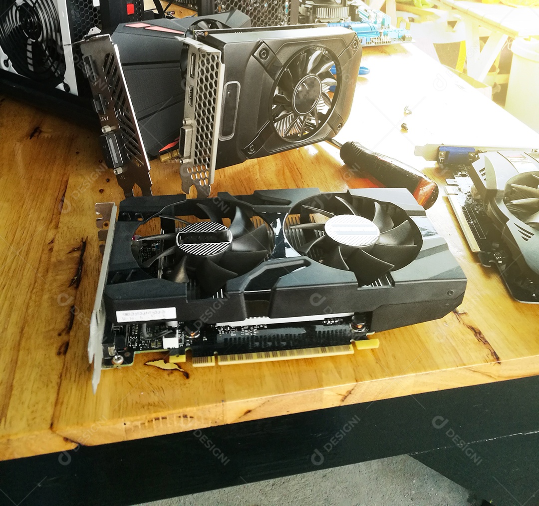 Placa de vídeo de computador sobre mesa de madeira