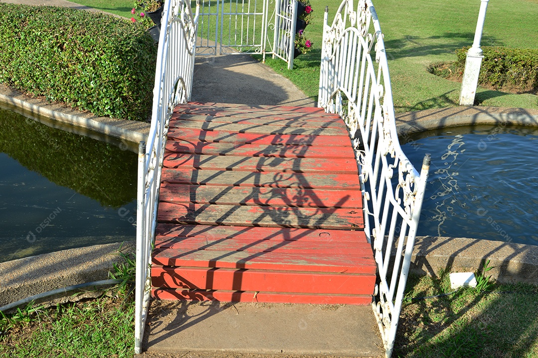 Ponte suspensa sobre lago do jardim