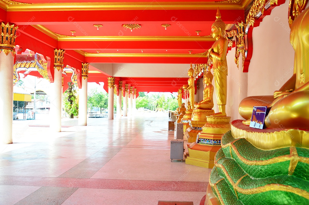 Templo budista com estátuas