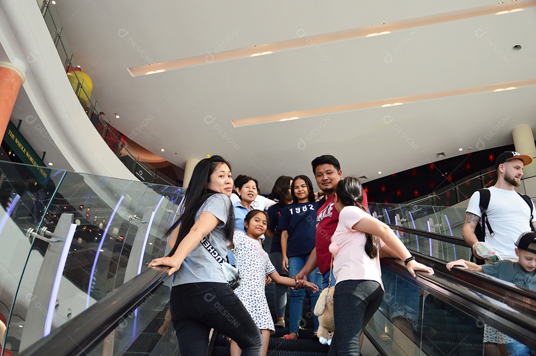 Crianças na escada rolante do shopping