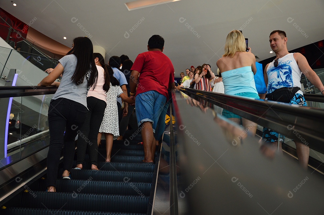 Crianças na escada rolante do shopping