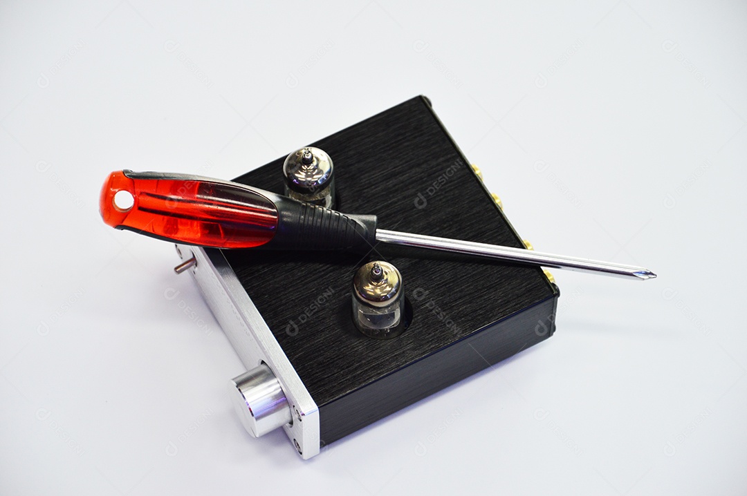 Peça preta ampliador e chave de fenda